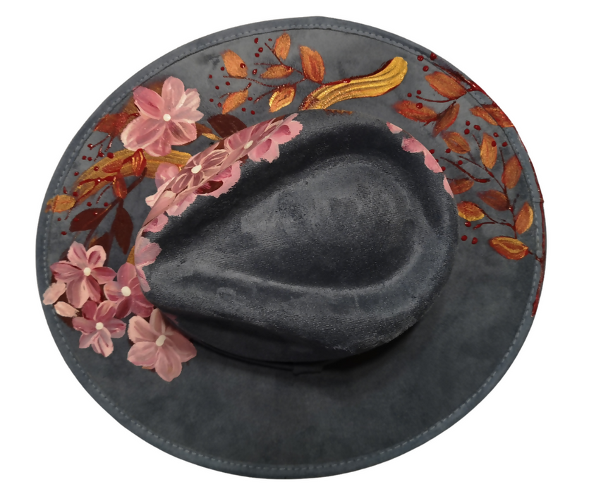 Sombrero gris de fieltro con flores rosas pintadas a mano