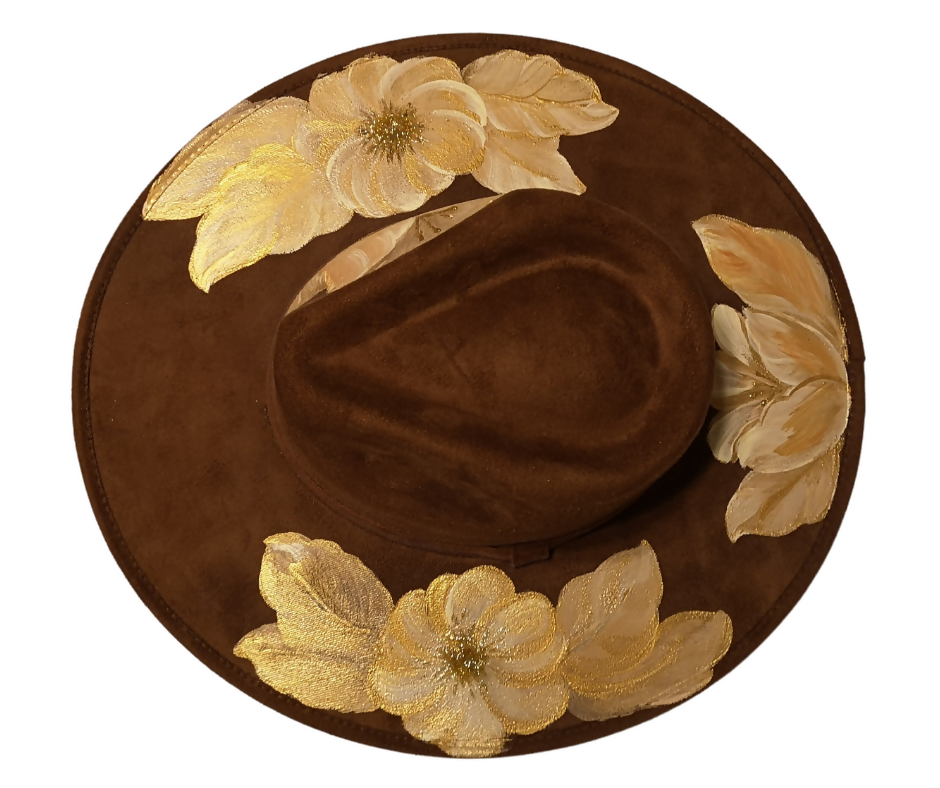 Sombrero café con flores doradas pintada a mano