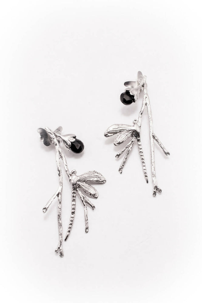 Aretes en forma de rama con una libélula y detalle de obsidiana| Elena López